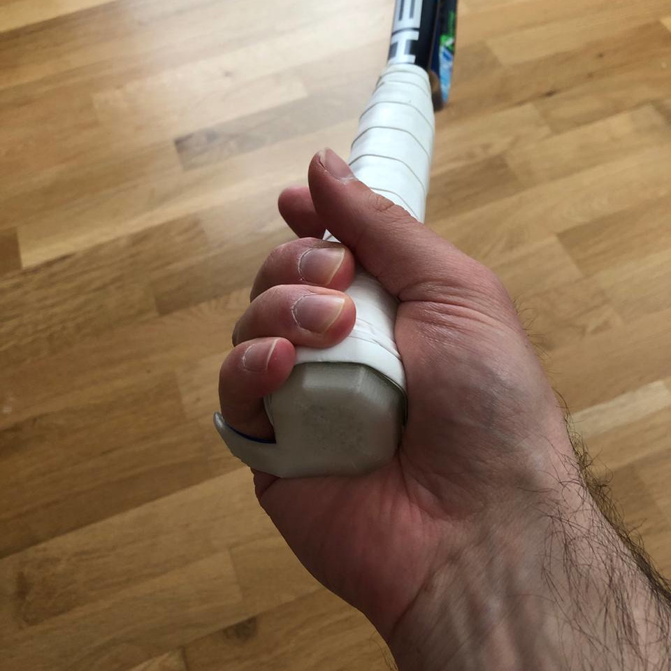 Forehand grip seen from the back
